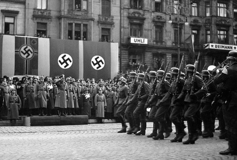 Nacistická vlajka v Praze krátce po vpádu německých vojsk.