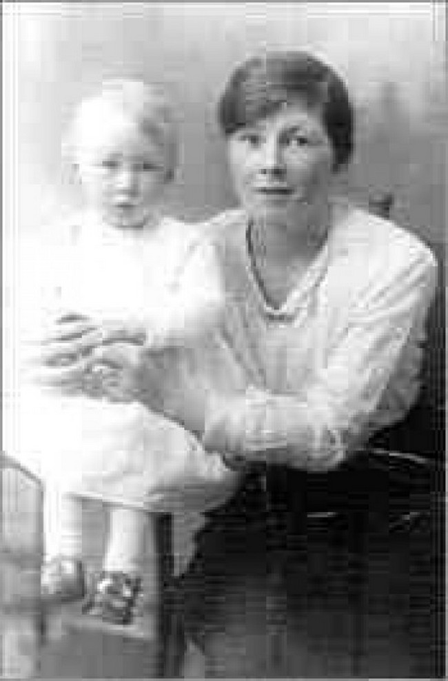 Mary Sutton s jedním ze svých dětí.