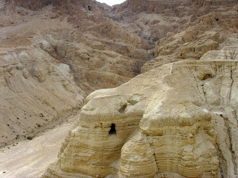 Nehostinná krajina kolem Mrtvého moře byla nalezištěm svitků.