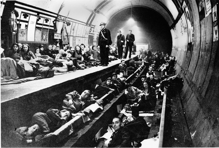 Londýňané ukrytí v metru před německým bombardováním v roce 1940.