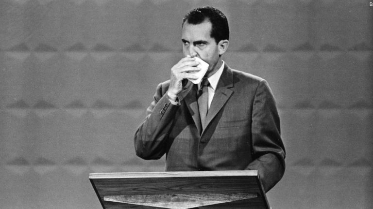 Jedno je jisté, Nixon s rýmičkou do nemocnice nepoběží.