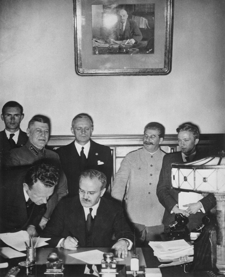 Sovětský ministr zahraničí Vjačeslav Molotov v srpnu 1939 podepisuje dohodu s Němci, která jim umožní rovněž vpadnout do Polska.