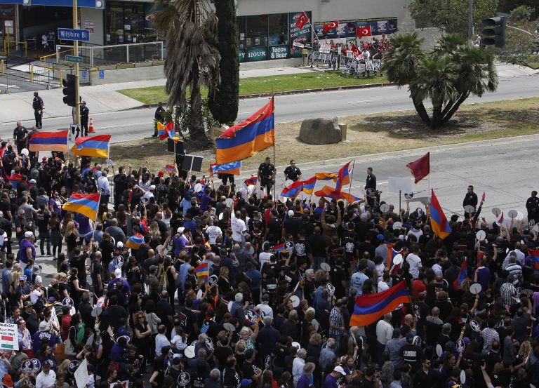 Protesty arménské komunity žijící v USA.