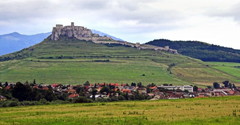 Spišský hrad s Spišským podhradím v popředí.