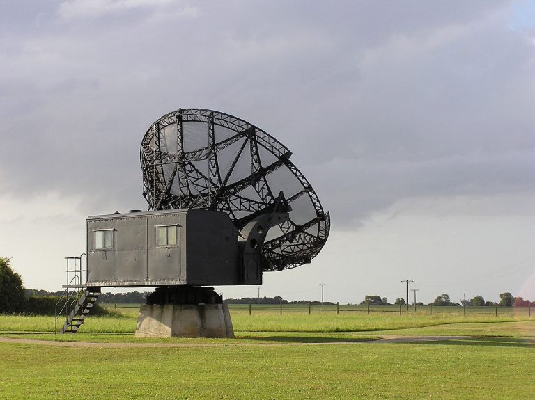 Německý radar Würzburg Riese z období druhé světové války v Douvres-la-Délivrande.