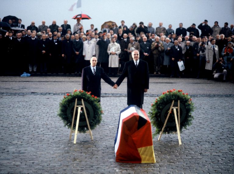 Francois Miterrand a Helmuth Kohl v symbolickém usmíření na místě bitvy u Verdunu.