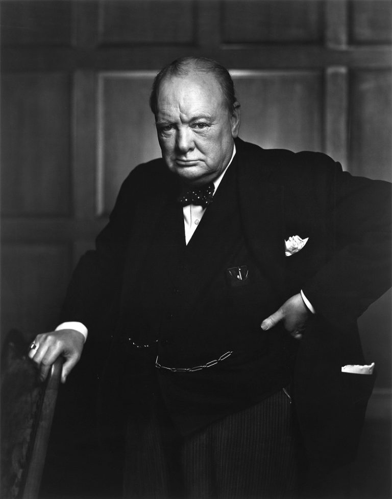 Britové začínají na Churchillův vkus nepříjemně reptat proti válce.