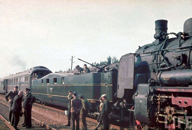 Za lokomotivami vlaku byl umístěn vagon s protiletadlovými děly a dalšími zbraněmi.