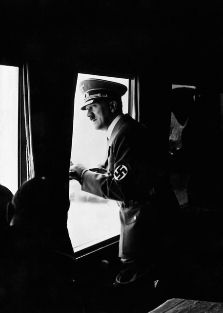 Adolf Hitler vyhlížející z vlaku Amerika, později přejmenovaného na Brandenburg.