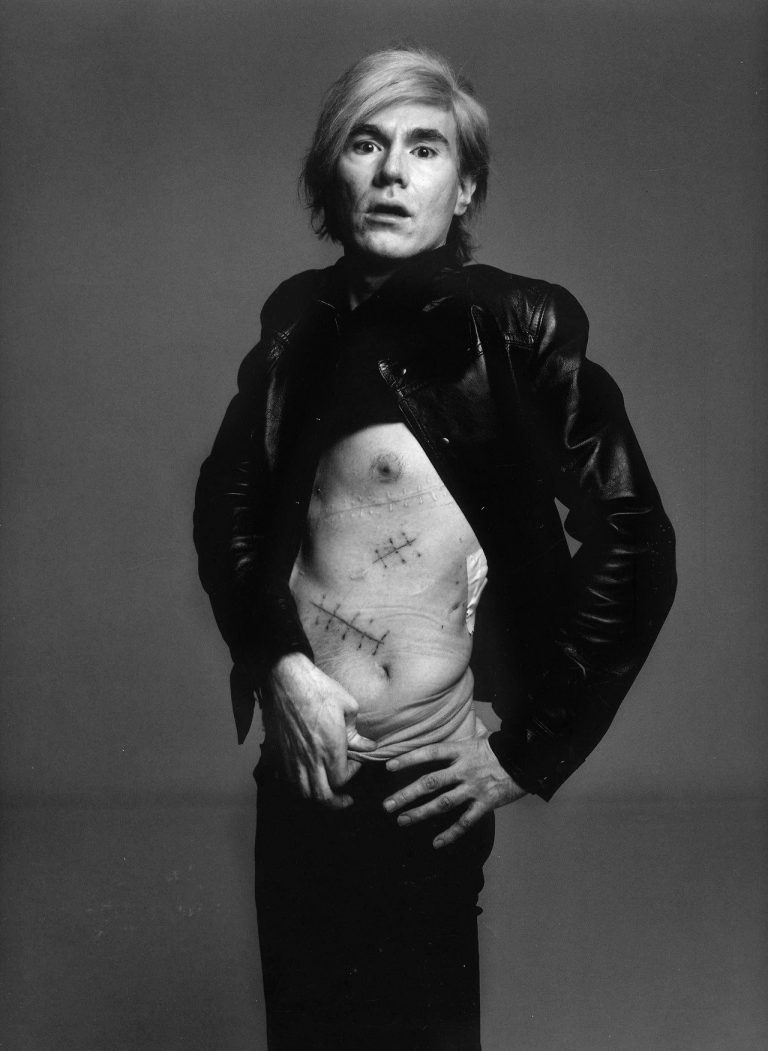 V roce 1968 přežije Warhol vražedný útok šílené feministky Valerie Solanasové, která se ho pokusí zastřelit.
