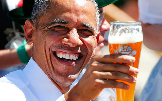 Podle Obamy je české pivo nejlepší. Stejně jako Češi, Praha, počasí… zkrátka vychválí vše, když navštíví Česko.