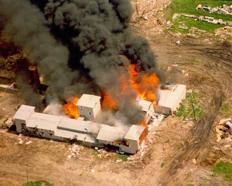 Nad rozlehlý ranč začnou v době útoku stoupat plameny. (FBI / commons.wikimedia.org / Volné dílo)