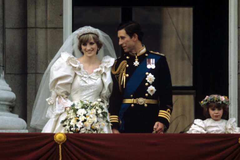 Princezna Diana s princem Charlesem ve svatební den zářila - možná však jen pro objektivy kamer.