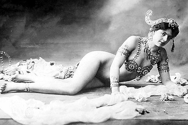 Mata Hari na jevišti často odkládala oděv, až měla na těle jen podprsenku a šperky.(Foto: neznámý autor / commons.wikimedia.org / volné dílo)