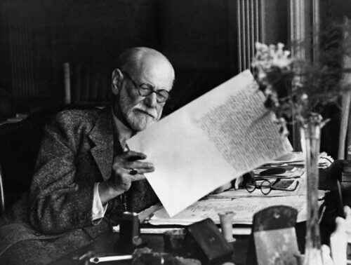 Freud v kanceláři svého domu ve Vídni při prohlížení rukopisu (asi 1930). FOTO: Neznámý autor / CC / volné dílo