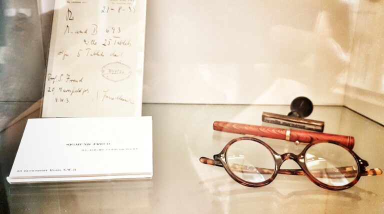 Brýle a další předměty patřící Freudovi. FOTO: J. Rennocks / CC BY 4.0 DEED