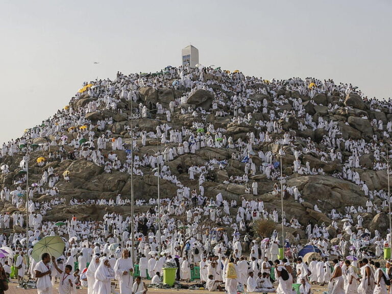 Muslimští poutníci při cestě na horu Arafat. Poutě mají tradici v náboženstvích a kulturách celého světa. FOTO: pxfuel
