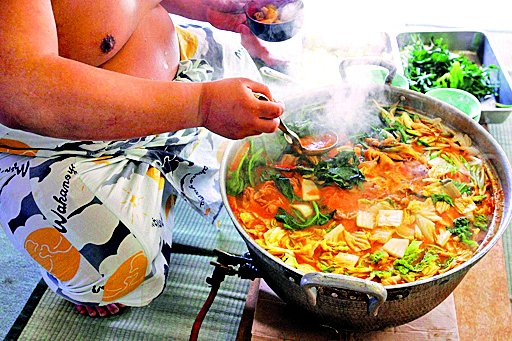 Pokrm je bohatý na bílkoviny a sumisté ho jedí velké množství.