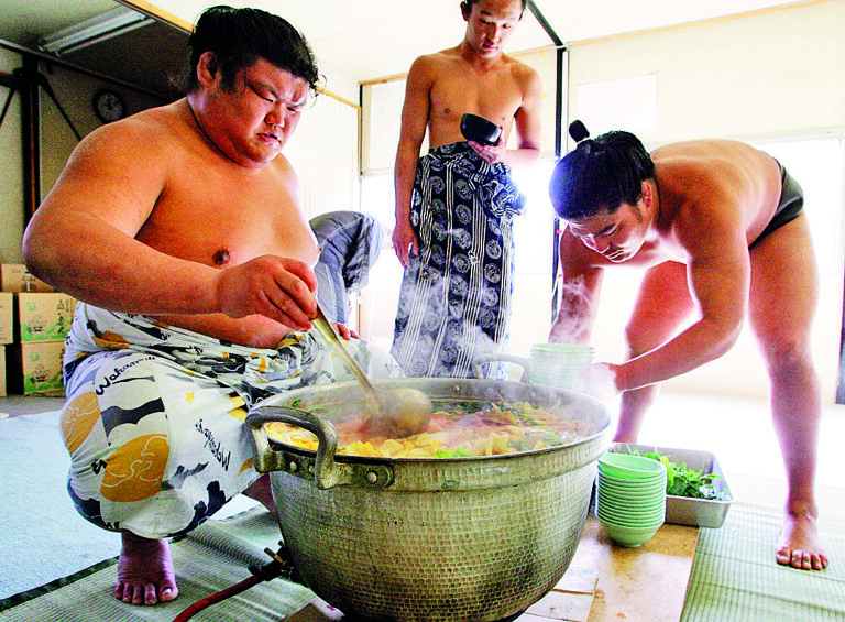 V klubu se jí podle hierarchie – výše postavení zápasníci začínají a ti níže postavení čekají, co na ně zbude.