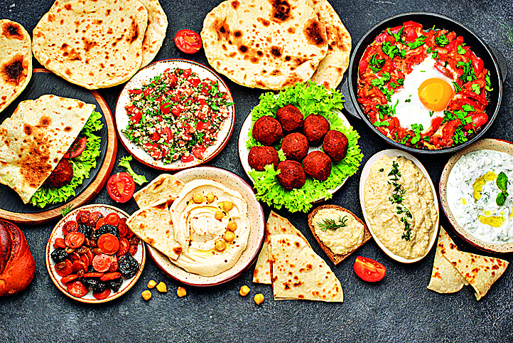 Tradiční židovské jídlo. Hummus, falafel, šakšuka, cimes, foršmak a pita