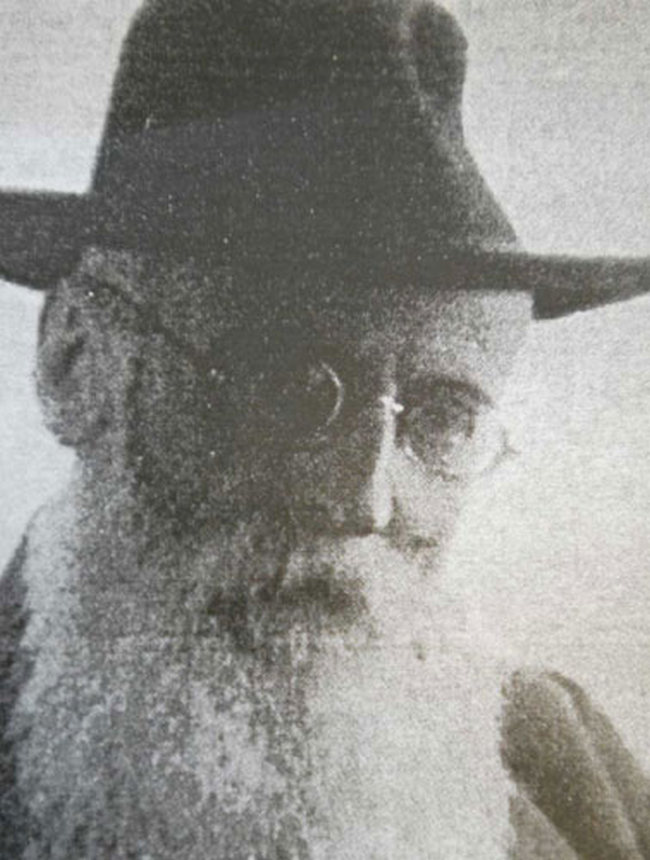 Významný archeolog Ettore Pais, který zaniklou vesnici jako první po tisících letech objeví.