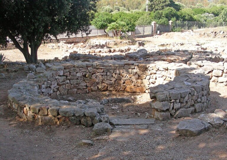 Nuragská civilizace je proslavená svými věžemi a kruhovými chatrčemi. Podobné se nacházejí i v jeskyni Tiscali.