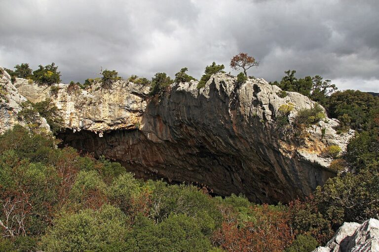 Pohled na horu Tiscali z dálky. Kdo by řekl, že uvnitř je obří jeskyně a v ní skrytá vesnice?