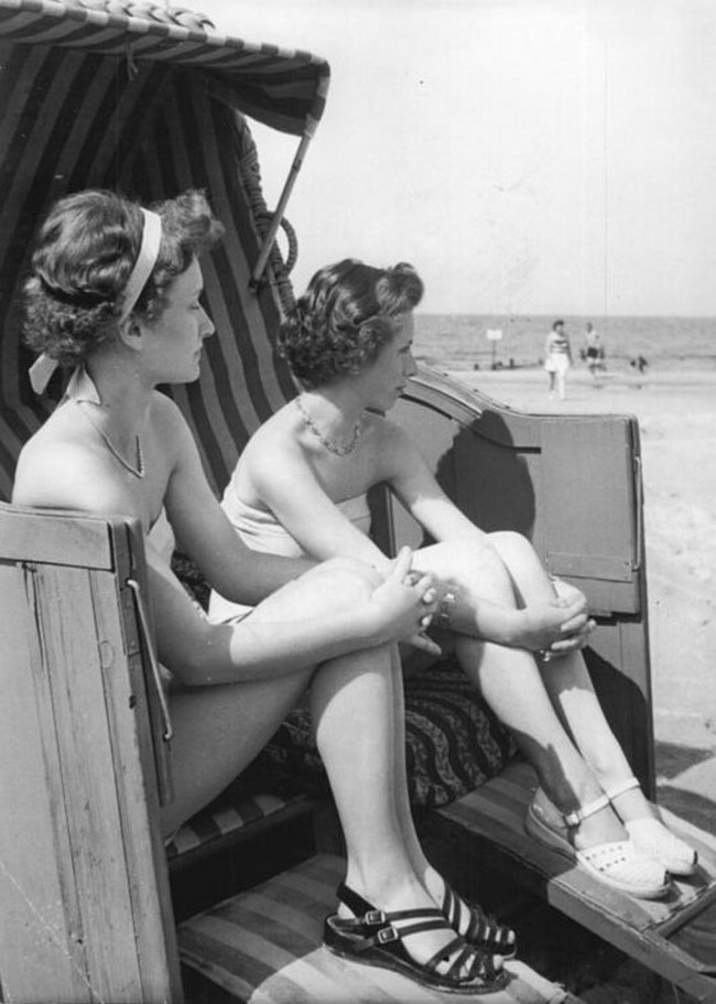 Lidé si užívají pohodu na pláži poloostrova Fischland-Darß-Zingst v roce 1955.