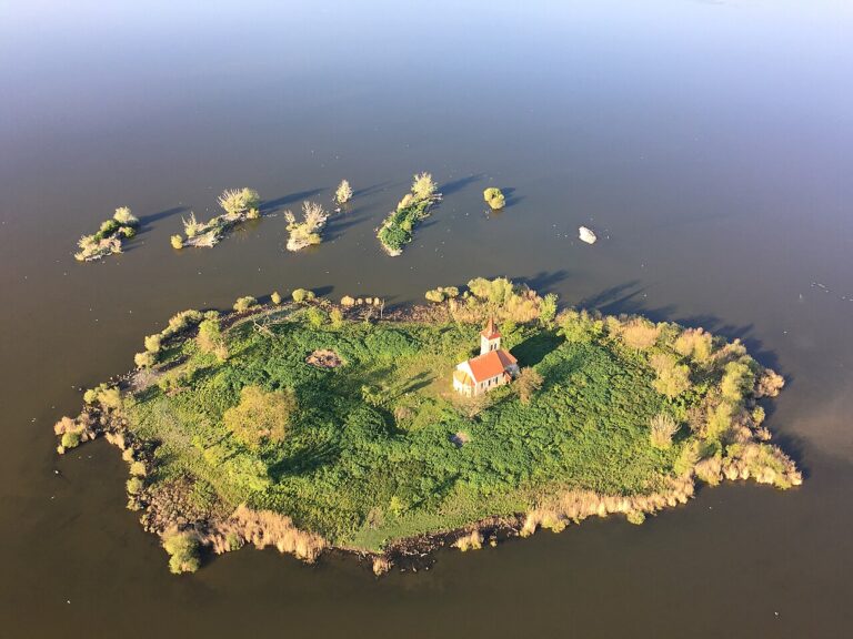 Kdysi se tyčí nad vesnicí, dnes stojí osamoceně na ostrůvku.