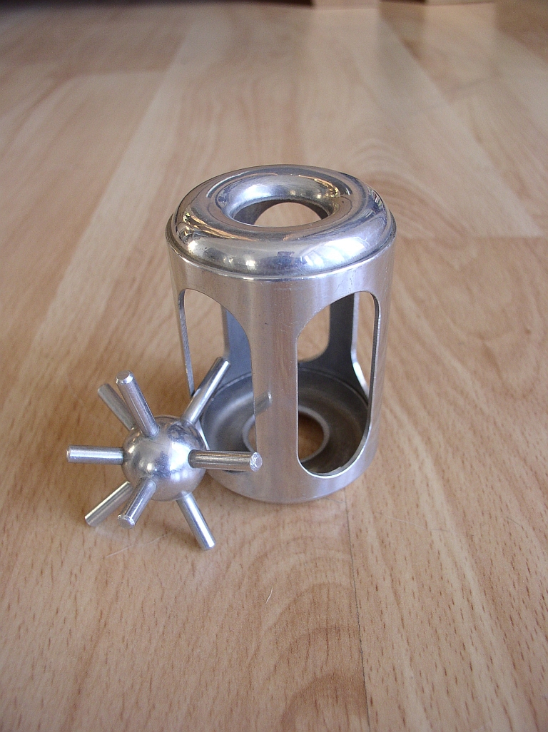 Slavný hlavolam Ježek v kleci se momentálně nachází mimo klec. A není to Tleskačův vynález. FOTO: Lukyn.v at Czech Wikipedia/Creative Commons/Public Domain