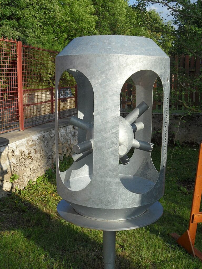 Největšího ježka v kleci najdete v zahradě muzea Zlaté české ručičky v Pelhřimově. FOTO: Stribrohorak/Creative Commons/CC BY-SA 3.0