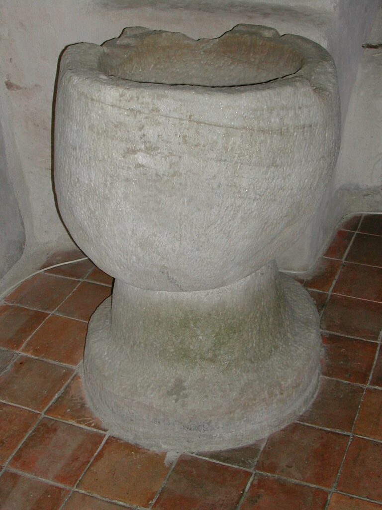 Kostel svatého Michaela archanděla skrývá tuto křtitelnici.