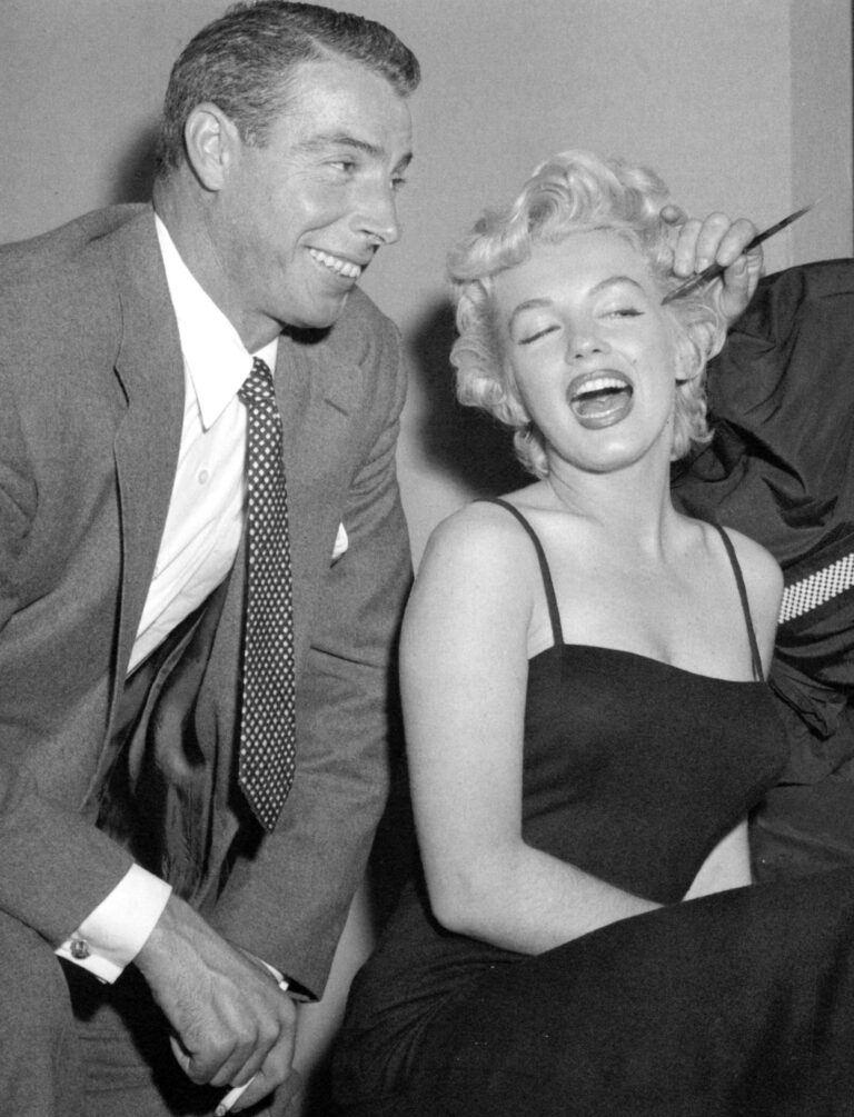 Joe DiMaggio si na všechny ty novináře, fotografy a fanoušky, neustále obletující Marilyn, nikdy nezvykne.