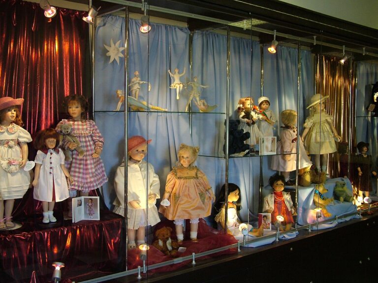 Nejstarší dochovaná panenka – alabastrová figurka z Mezopotámie. wikipedia, Somals, Volné dílo