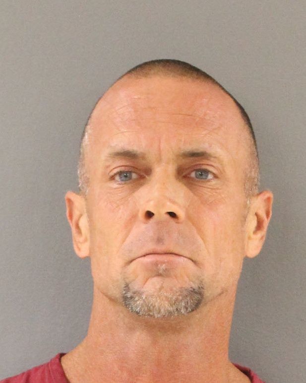 Portrét Jamese Edwarda Russella – muž, který si svým klepáním na špatné dveře prodloužil trest.