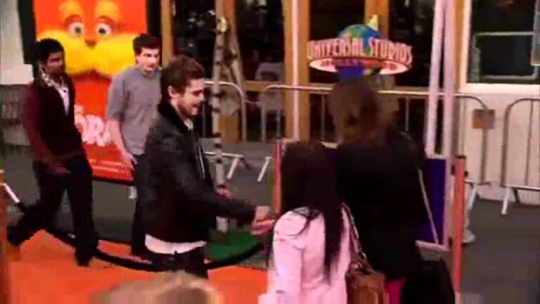 Moment, kdy se Efronovi vykutálí kondom z kapsy, což se okamžitě stalo jedním z nejvirálnějších videí z červeného koberce.