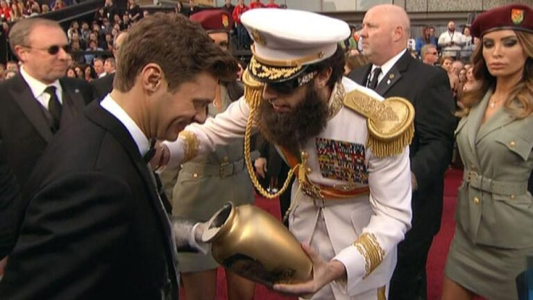 Sacha Baron Cohen v plném kostýmu Diktátora sype