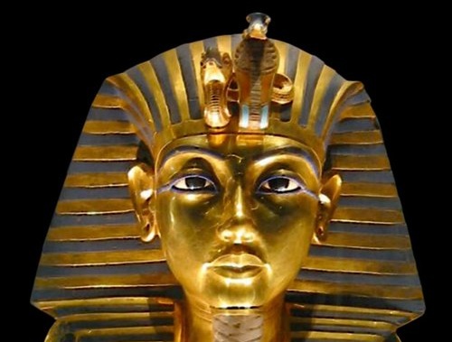 Zlatá maska, která kryje Tutanchamonovu mumii v rakvi. Ne všechno se při jeho mumifikaci podařilo. FOTO: MykReeve/Creative Commons/CC BY-SA 3.0