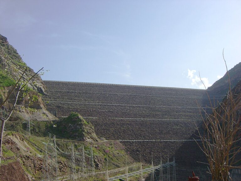 Přehradě z Tádžikistánu pomůže k velké výšce nahrnutá zemina.