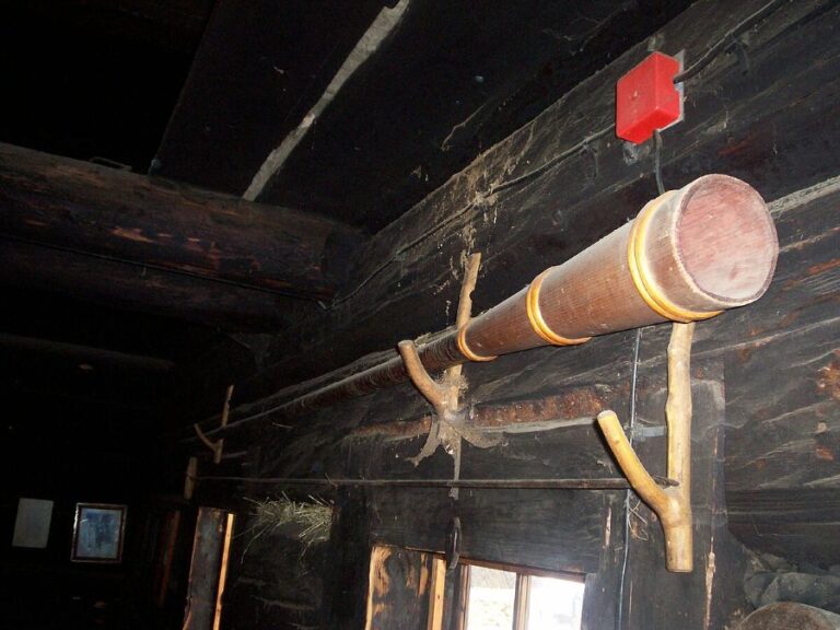 Vlevo od okna pod trombitem je ucpaný dymný otvor. Foto: Platanacero/Creative Commons/CC BY-SA 4.0