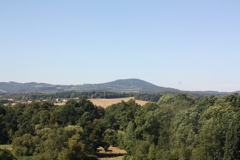 Dále se velikým bytostem zalíbil vrch Přimda. FOTO: Roman Grabolle (Krtek76)/Creative Commons/CC BY-SA 3.0