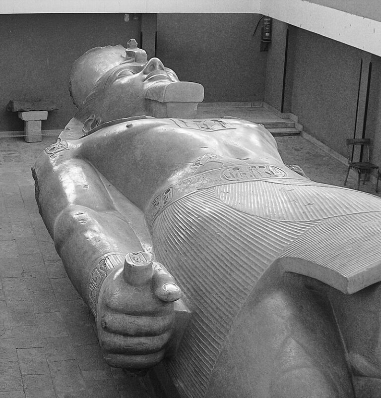 Socha faraona Ramese II. V egyptském Memfisu. Balzamování tohoto panovníka také nepatřilo mezi podařené akce. FOTO: Stzeman/Creative Commons/CC BY-SA 3.0
