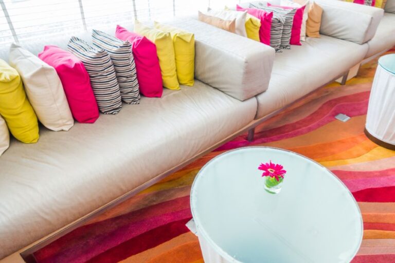 Pokud vám chybí odvaha, můžete zvolit výraznější doplňky. Foto: Freepik