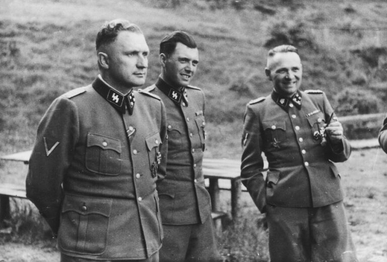 Z koncentračního tábora v Osvětimi, Josef Mengele uprostřed. Foto: Bernhard Walther or Ernst Hofmann or Karl-Friedrich Höcker/Creative Commons/Public Domain