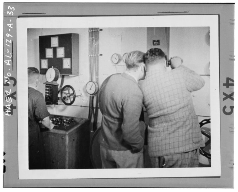 HISTORICKÝ POHLED NA WERNHERA VON BRAUNNA PERISKOPEM Z ŘÍDICÍ MÍSTNOSTI NA ZKUŠEBNÍM STANICI Č. 1, PEENEMUENDE. - Marshallovo vesmírné letové středisko, raketa Redstone HAER ALA,45-HUVI.V,7A-33. FOTO: Oddělení tisků a fotografií Knihovny Kongresu Washington, DC 20540 USA https://hdl.loc.gov/loc.pnp/pp.print/Creative Commons/Public Domain