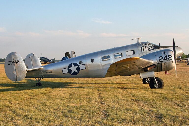Dvoumotorový dolnoplošník Beechcraft H18.