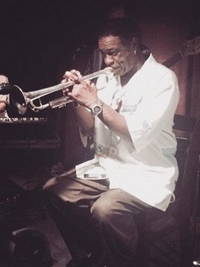 Jediným, kdo havárii přežije, je trumpetista Ben Cauley.