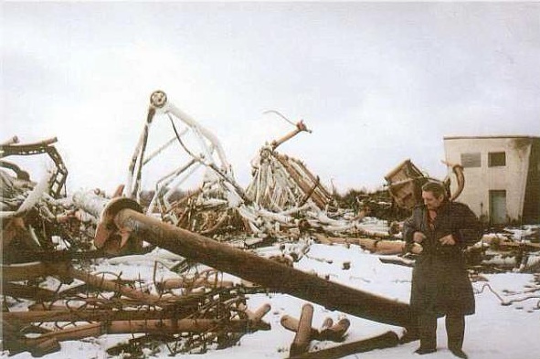 Majestátní stožár se tyčil do výšky 646 metrů, což z něj činilo nejvyšší stavbu na světě.