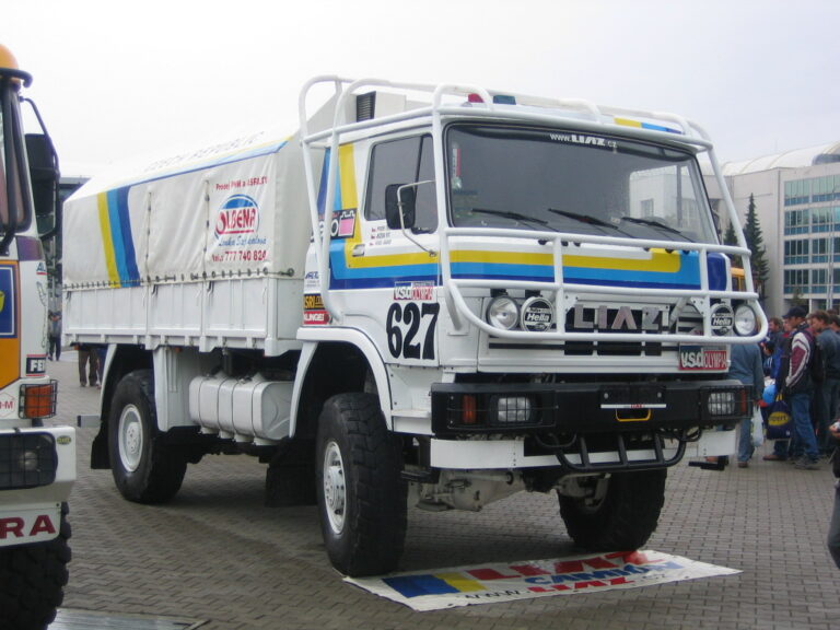 Zpočátku kromě úspěšných Tater závodí i Liazky. Ale kopřivnické krále nepředjede