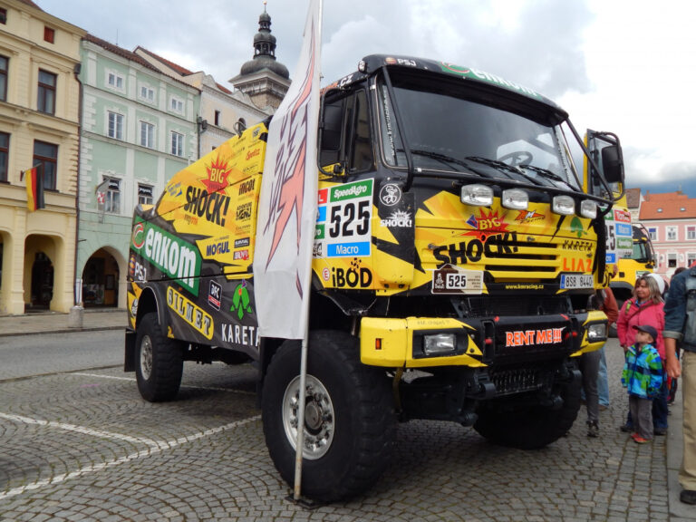 Než Martin Macík přesedlá na Iveco, sedí za volantem Liazky.